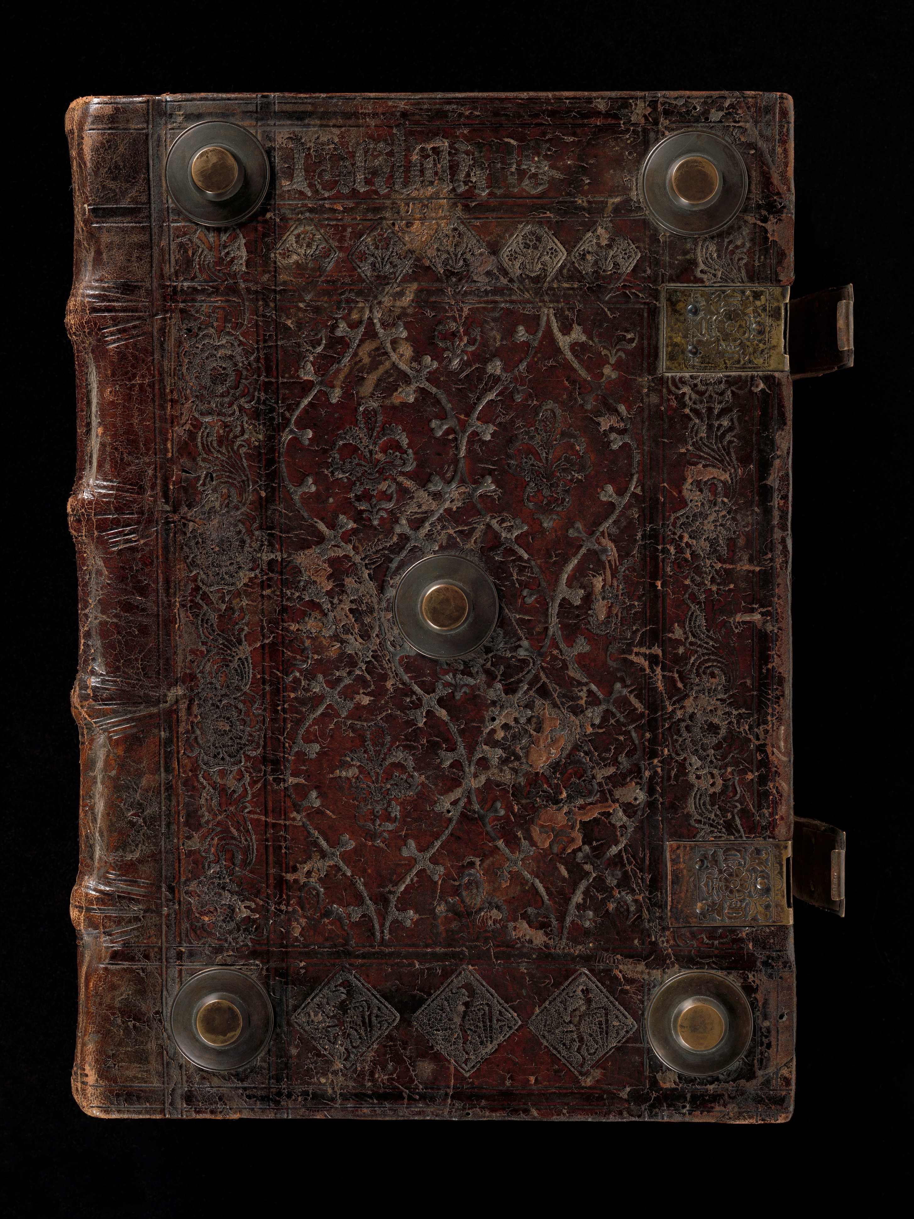 Oprawa egzemplarza inkunabułu Gart der Gesundheit (druk z 1485 r.) w Metropolitan Museum of Art, z metalowymi guzami i klamrami